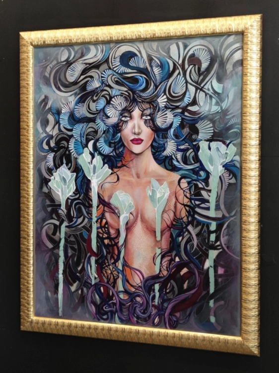 Dyskordia, 90x120 cm, akryl na płótnie, cykl horror vacui, Maggie Piu, gold frame, black wall, right perspective.jpg