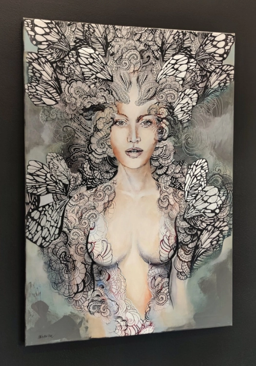 Freewolna Carmen Czuje Miętę, 70x100 cm, technika mieszana, Maggie Piu, black wall, left perspective.jpg