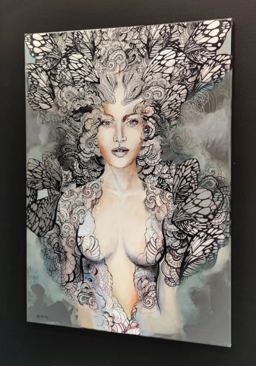 Freewolna Carmen Czuje Miętę, 70x100 cm, technika mieszana, Maggie Piu, black wall, right perspective.jpg