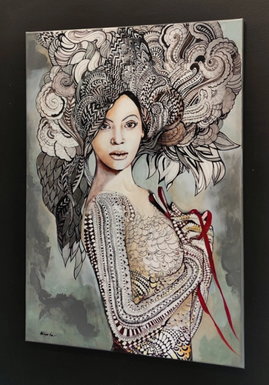 Madame Butterfly Czuje Miętę, 70x100 cm, technika mieszana, Maggie Piu, black wall, right perspective.jpg