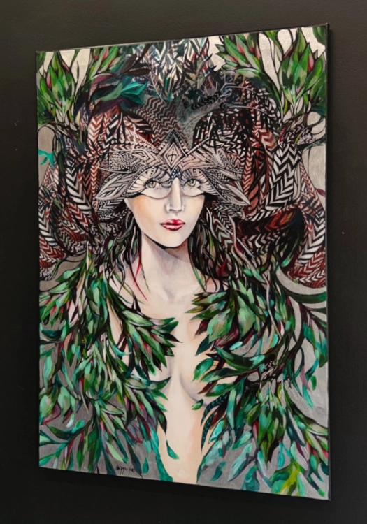 Viridis Silver, 70x100 cm, technika mieszana, Maggie Piu, black wall, right perspective.jpg