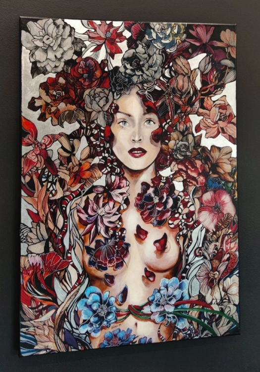 Snejki Gucia Silver, 70x100 cm, technika mieszana, Maggie Piu, black wall, left perspective.jpg