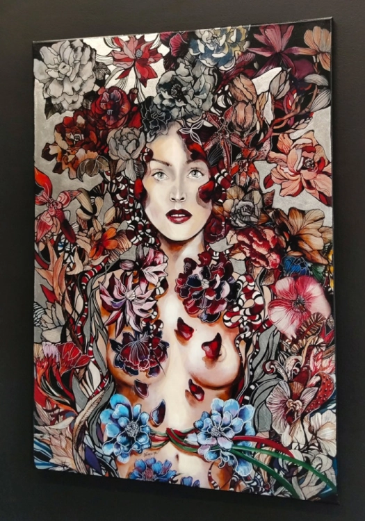 Snejki Gucia Silver, 70x100 cm, technika mieszana, Maggie Piu, black wall, right perspective.jpg