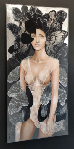 Freewolna Butterfly, 70x150 cm, akryl na płótnie, Maggie Piu, black wall, left perspective.jpg