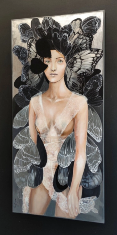 Freewolna Butterfly, 70x150 cm, akryl na płótnie, Maggie Piu, black wall, right perspective.jpg
