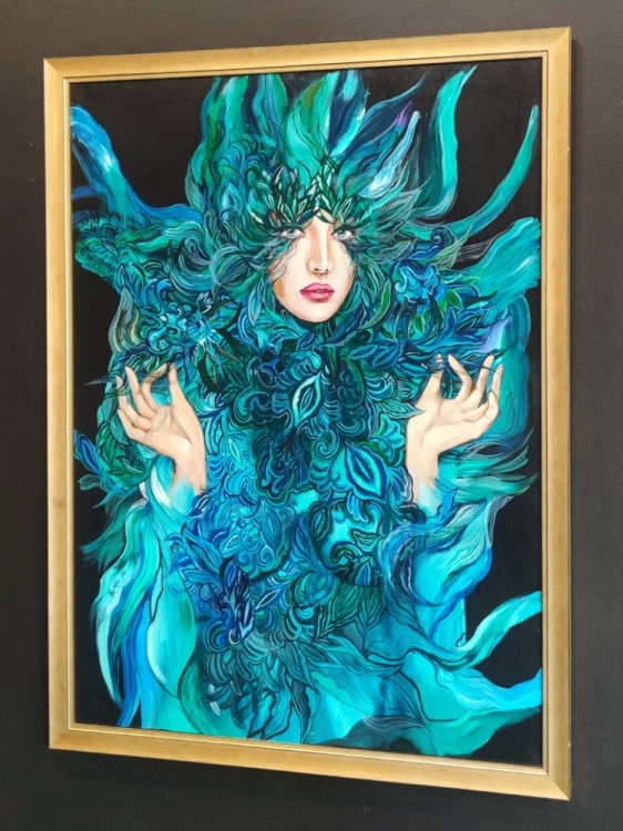 Malachitowa Mayo, 80x110 cm, akryl na płótnie, Maggie Piu, rama gold, black wall, right perspective.jpg