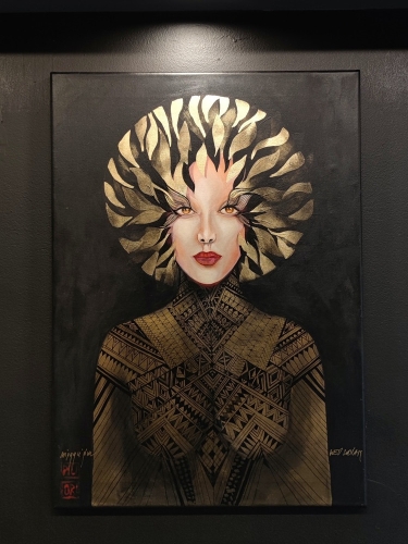 Lew, 50x70 cm, akryl na płótnie, Maggie Piu, black wall, lighted.jpg
