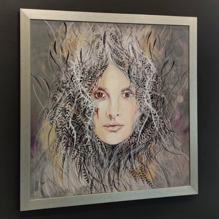 Rita, 80x80 cm, technika mieszana, Maggie Piu, silver frame, black wall, left perspective.jpg