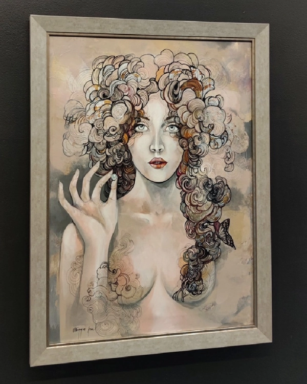 Psyche, 50x70 cm, akryl na płótnie, Maggie Piu, silver frame, black wall, left perspective.jpg