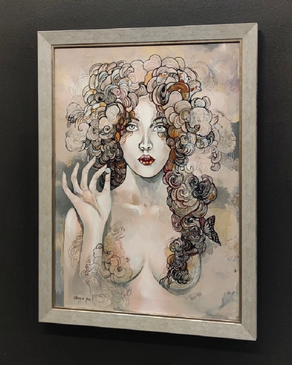 Psyche, 50x70 cm, akryl na płótnie, Maggie Piu, silver frame, black wall, right perspective.jpg