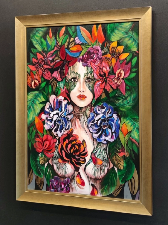 Amissa, 70x100 cm, technika mieszana, rama złota, black wall, right perspective.jpg