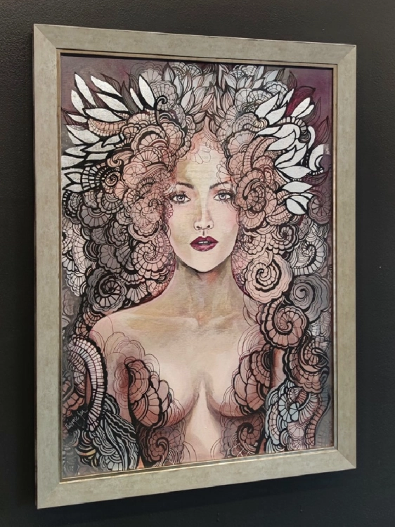 Freewolna Siostra Carmen, 50x70 cm, technika mieszana, rama silver 58x78 cm, black wall, left perspective.jpg