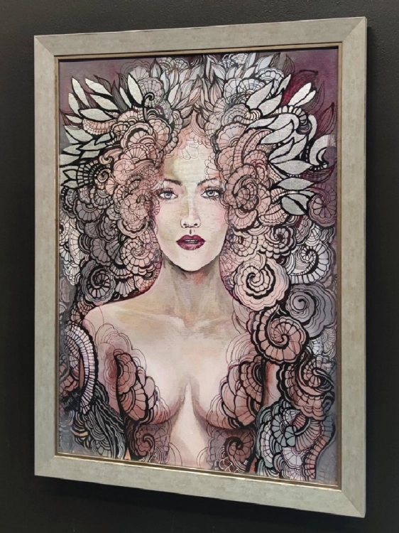 Freewolna Siostra Carmen, 50x70 cm, technika mieszana, rama silver 58x78 cm, black wall, right perspective.jpg