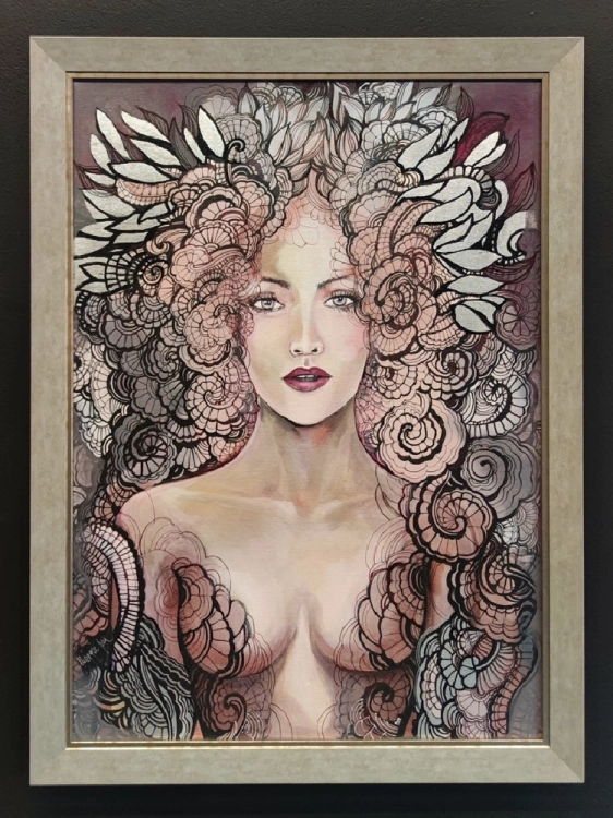 Freewolna Siostra Carmen, 50x70 cm, technika mieszana, rama silver 58x78 cm, black wall.jpg