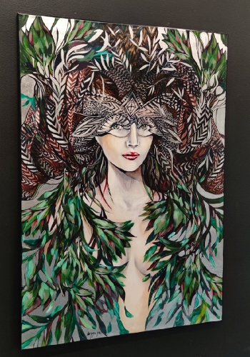 Viridis Silver, 70x100 cm, technika mieszana, Maggie Piu, black wall, left perspective.jpg