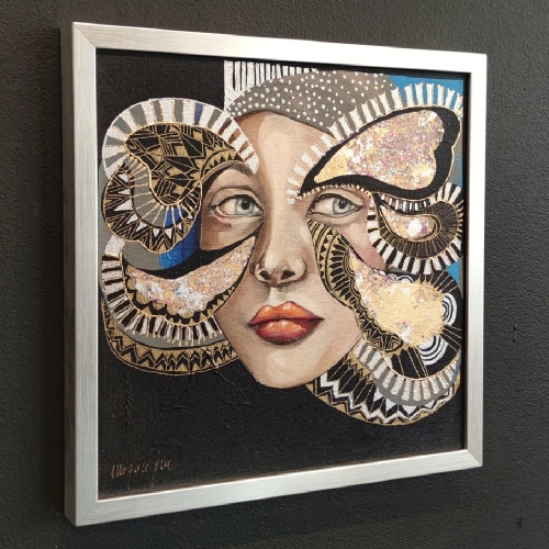 Minipiu XIX– Obraz 30×30 cm, Akryl na Płótnie, w ramie srebrnej, Maggie Piu, black wall, left perspective.jpg