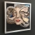 Minipiu XIX– Obraz 30×30 cm, Akryl na Płótnie, w ramie srebrnej, Maggie Piu, black wall, left perspective.jpg