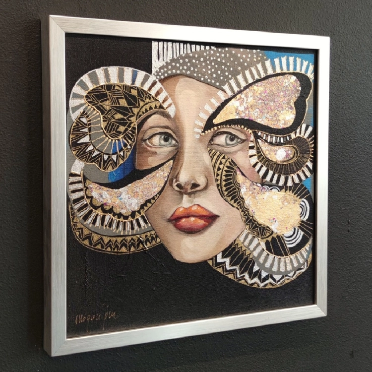 Minipiu XIX– Obraz 30×30 cm, Akryl na Płótnie, w ramie srebrnej, Maggie Piu, black wall, left perspective.jpg