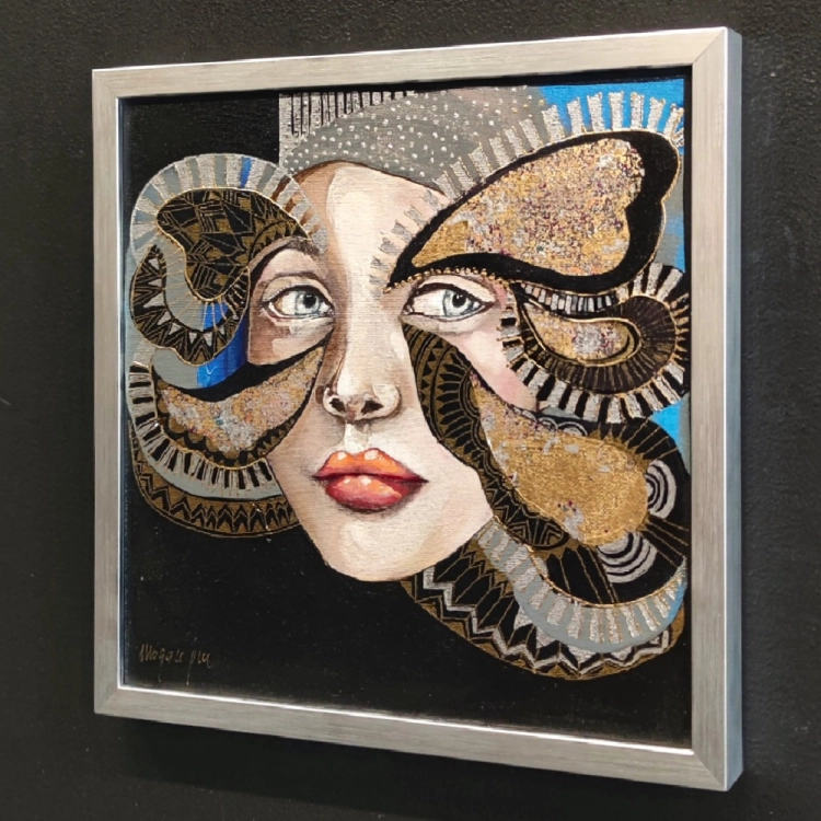 Minipiu XIX– Obraz 30×30 cm, Akryl na Płótnie, w ramie srebrnej, Maggie Piu, black wall, right perspective.jpg