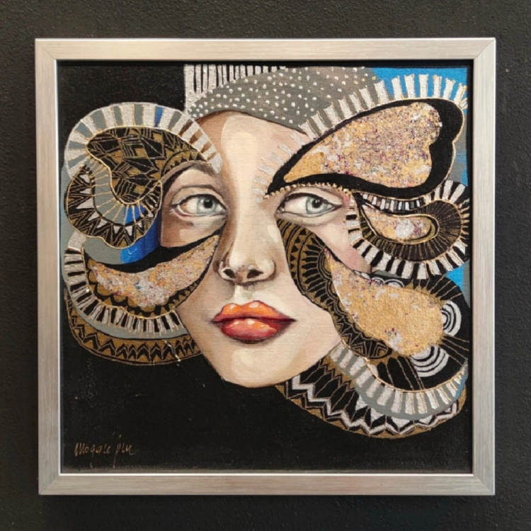 Minipiu XIX– Obraz 30×30 cm, Akryl na Płótnie, w ramie srebrnej, Maggie Piu, black wall.jpg