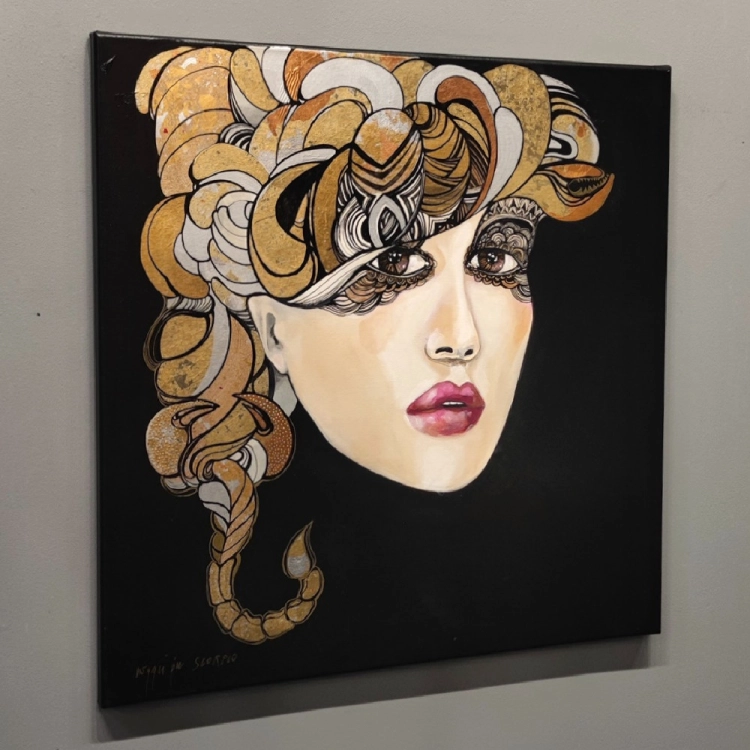 Skorpion, 60x60 cm, akryl na płótnie, Maggie Piu, grey wall, left perspective.jpg