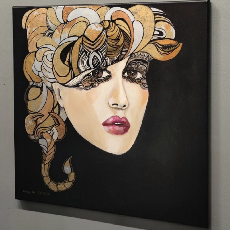 Skorpion, 60x60 cm, akryl na płótnie, Maggie Piu, grey wall, right perspective.jpg