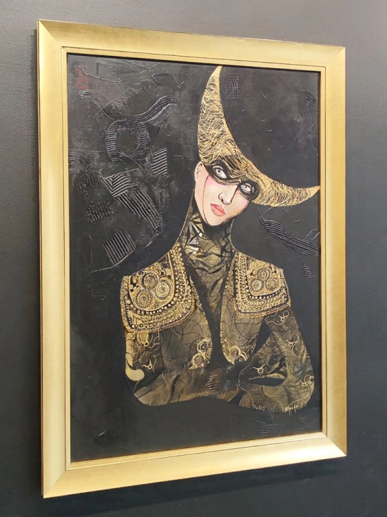 Byk, 70x100 cm, akryl na płótnie, Maggie Piu, gold frame, black wall, left perspective, lighted.jpg