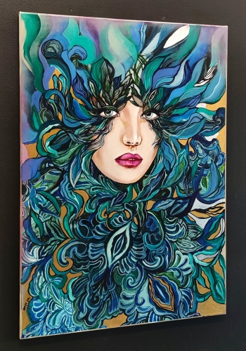 Malachitowa Medusa Mayo, 70x100 cm, technika mieszana, Maggie Piu, black wall, left perspective.jpg