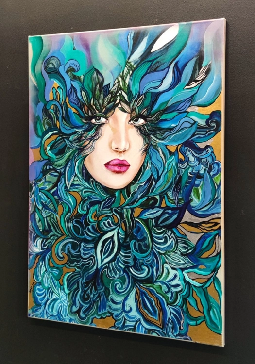 Malachitowa Medusa Mayo, 70x100 cm, technika mieszana, Maggie Piu, black wall, right perspective.jpg