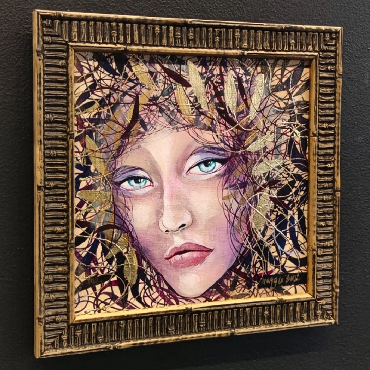 Minimegi B, 20x20 cm, akryl na płótnie, w ramie 25x25 cm, Maggie Piu, black wall, left perspective.jpg