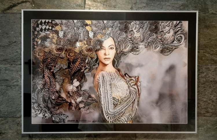 Madame Butterfly Grey, 70x50 cm, rama alu silver, czarne passe-partout.jpg