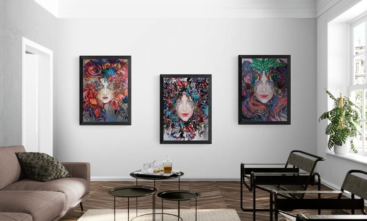 Medusy Trzy, ciemna rama, Sitting_room.jpg