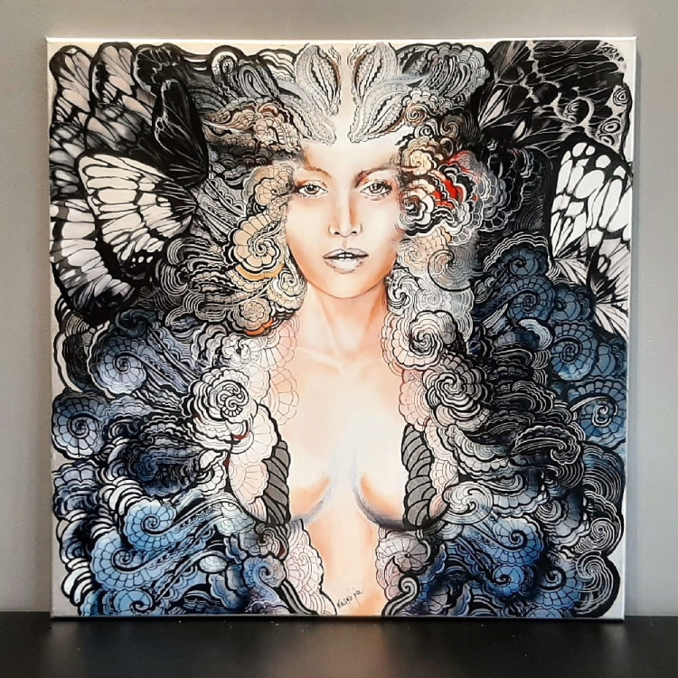 Carmen Freewolna Silver, 80x80 cm, giclee, na ścianie.jpg