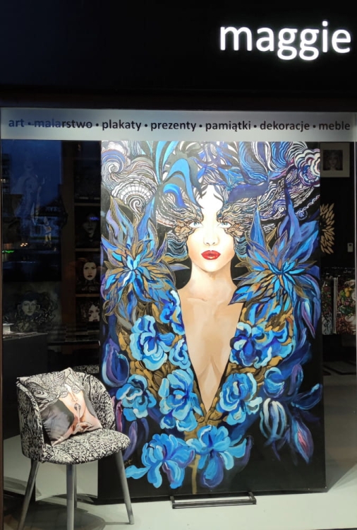 Goldiva Szafiro, 140x220 cm, obraz Maggie Piu w witrynie galerii, z krzesłem Aleks2.jpg