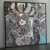 Geisha z motylem zdobiona, 100x100 cm, rama black, bok L2.jpg