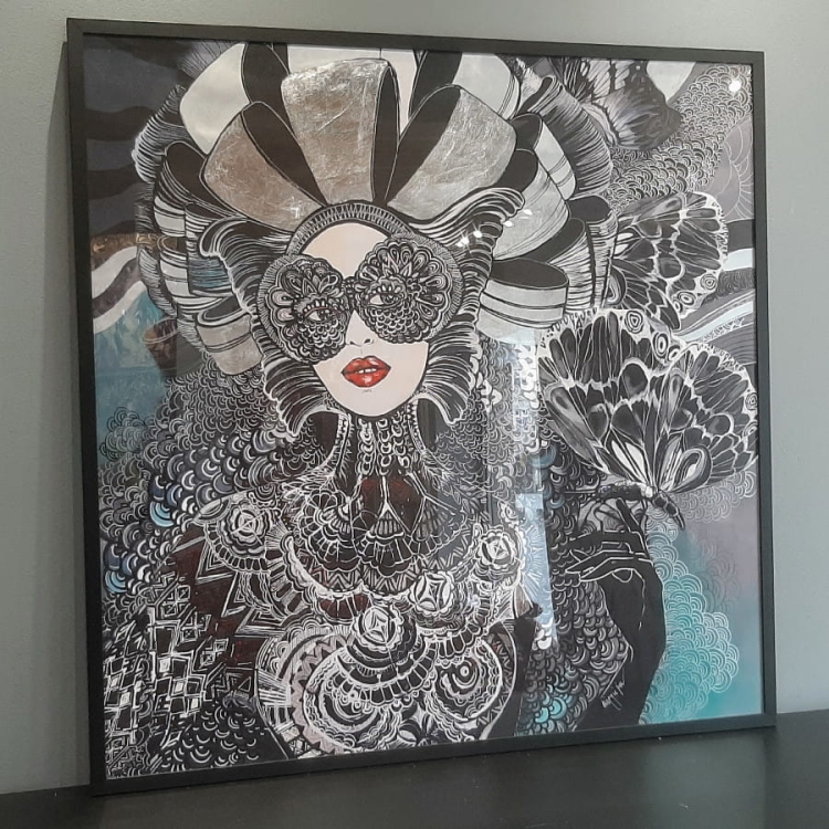 Geisha z motylem zdobiona, 100x100 cm, rama black, bok L2.jpg