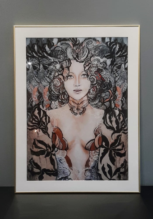 Lady Hashimoto 50x70, rama alu silver 60x80 cm, białe p-p.jpg