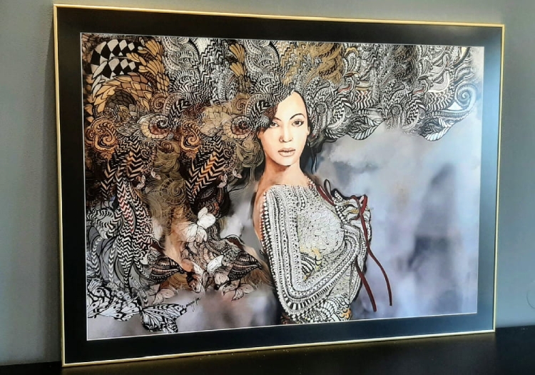 Madame Butterfly Grey ZDOBIONA 100x70, rama alu gold 110x80 cm, czarne p-p, antyrefleks, bok lewy.jpg