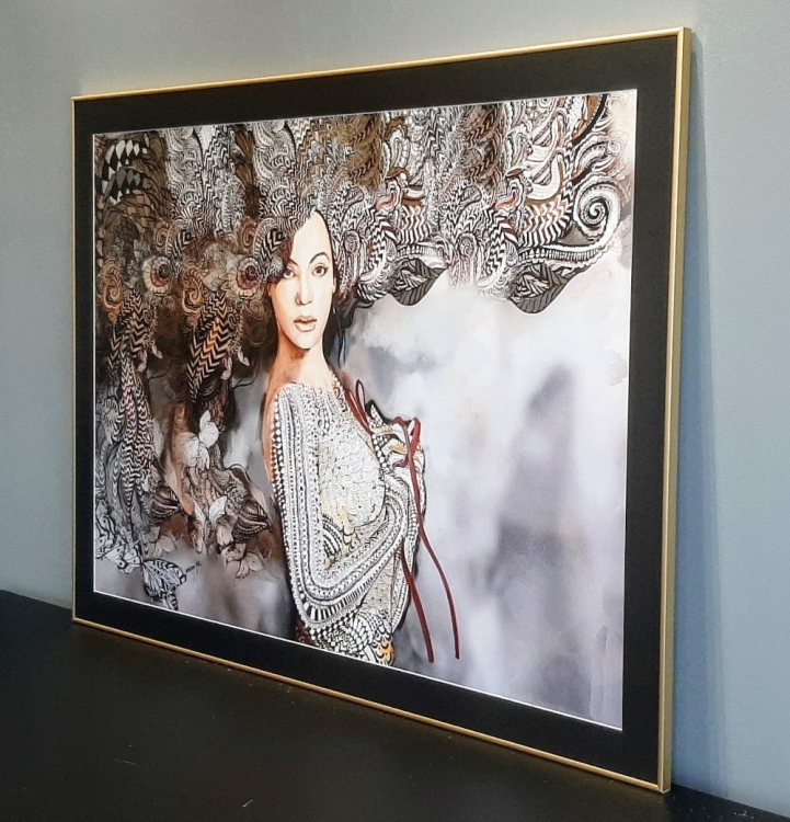 Madame Butterfly Grey ZDOBIONA 100x70, rama alu gold 110x80 cm, czarne p-p, antyrefleks, bok prawy.jpg