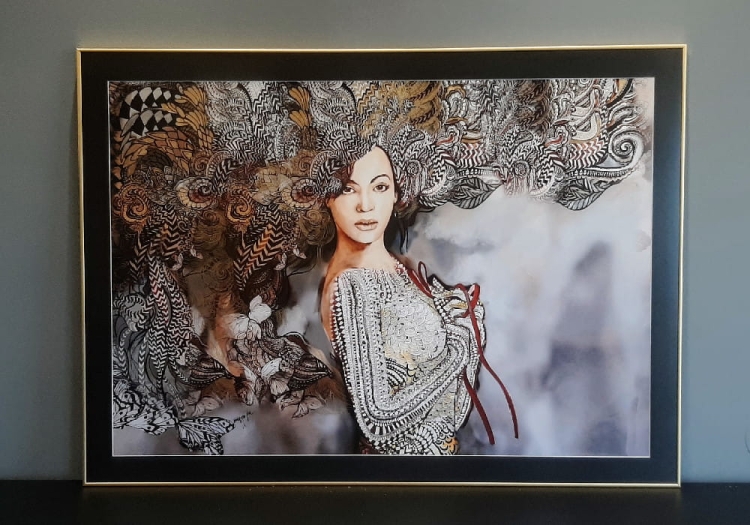 Madame Butterfly Grey ZDOBIONA 100x70, rama alu gold 110x80 cm, czarne p-p, antyrefleks.jpg