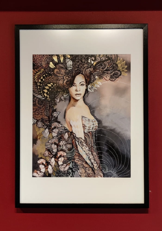 Madame Butterfly Grey ZDOBIONA 40x50 cm, rama basic 52x72 cm, red wall.jpg
