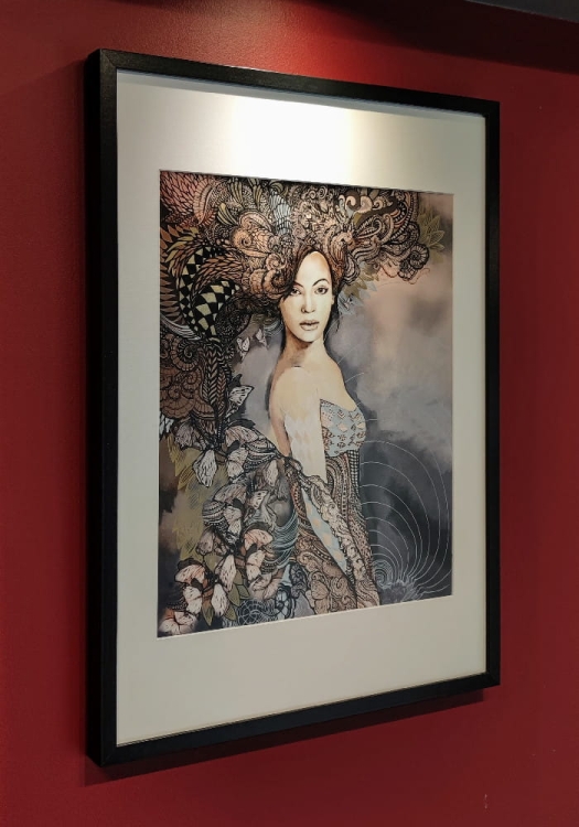 Madame Butterfly Grey ZDOBIONA 40x50 cm, rama basic 52x72 cm, bok lewy.jpg