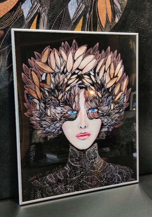 Lady Gorudo Copper 40x50, rama alu silver 40x50 cm, lewy bok II.jpg