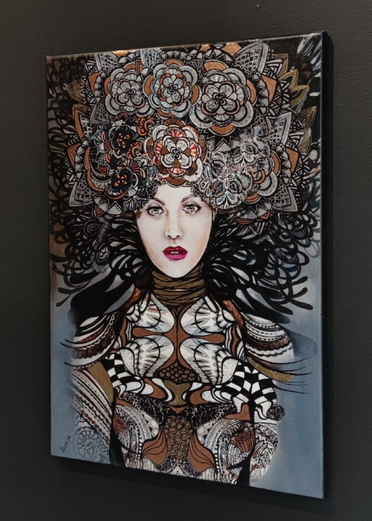Nox, 50x70 cm, giclee, obraz Maggie Piu, black wall, prawy bok.jpg