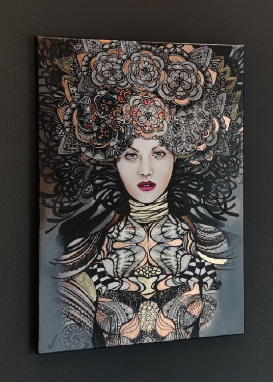 Nox, 50x70 cm, giclee, obraz Maggie Piu, black wall, lewy bok.jpg
