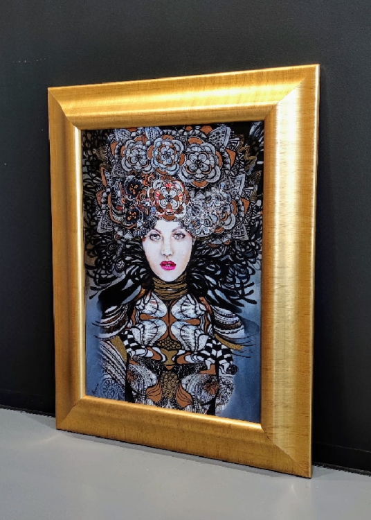 Nox, 50x70 cm, giclee, obraz Maggie Piu, w złotej drewnianej ramie, bok prawy.jpg