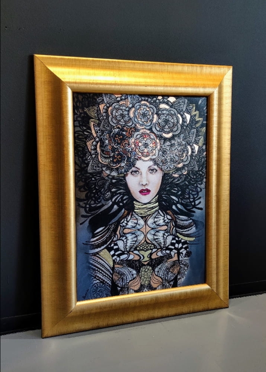 Nox, 50x70 cm, giclee, obraz Maggie Piu, w złotej drewnianej ramie, bok lewy.jpg