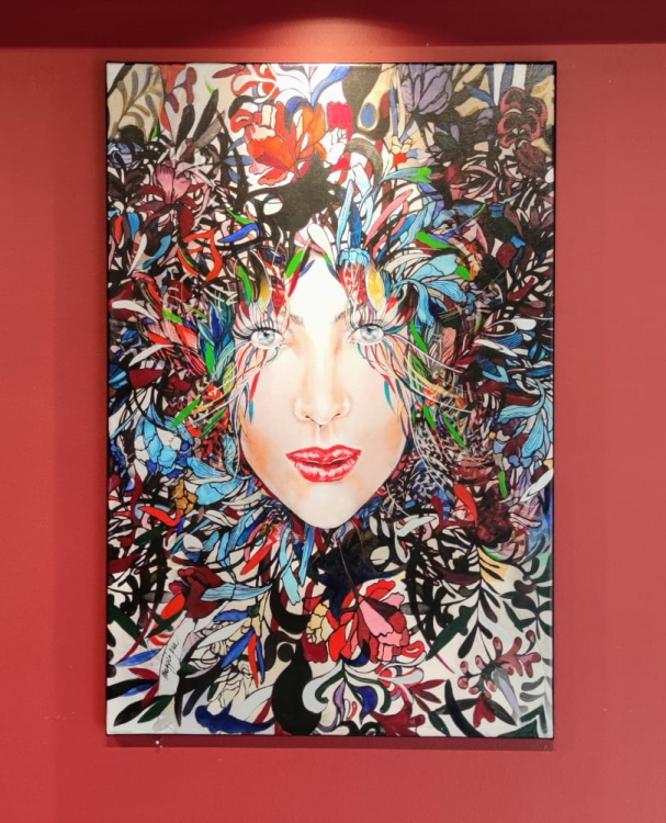 Kolor 3 Medusa, 60x90 cm, giclee, Maggie Piu, red wall.jpg