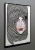 Zyga-1 70x100 cm, rama alu black, antyreflex, left side, grey wall.jpg