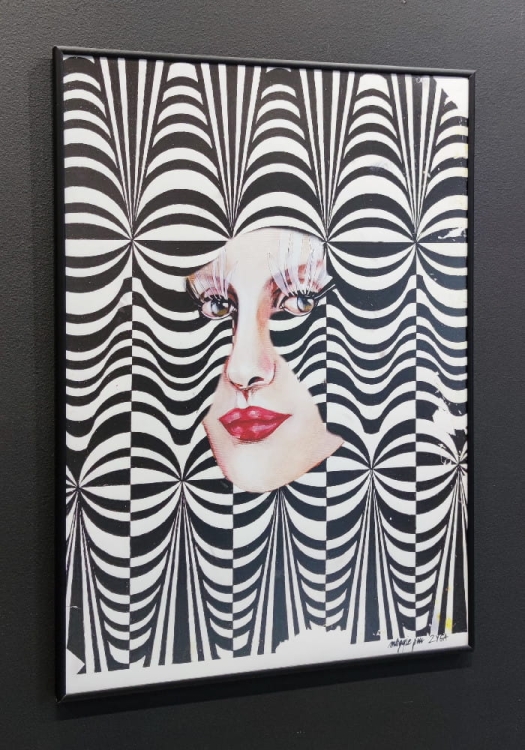 Zyga-3 70x100 cm, rama alu black, antyreflex, left side, black wall.jpg